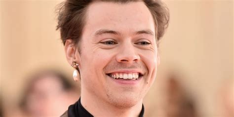 Harry Styles Confirms He Appears Nude on His Upcoming Album。